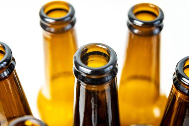 Boş şişelerin boyunları, yakından fotoğraflandı. Camı kullan ve tekrar kullan. Atık ve geri dönüşüm. 