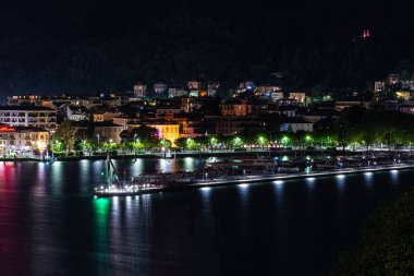 Como 'nun göl kenarındaki panorama ve bir yaz akşamında Hayat Elektriği anıtı olan dış barajın manzarası..