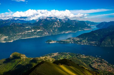 Monte di Tremezzo 'dan çekilen Como Gölü manzarası Kuzey Grigna, Güney Grigna, Lecco şubesi, Bellagio kasabası ve çevresindeki dağları gösteriyor..