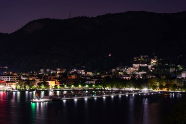Como 'nun göl kenarındaki panorama ve bir yaz akşamında Hayat Elektriği anıtı olan dış barajın manzarası..