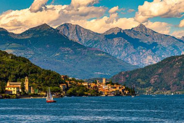 Como Gölü 'ndeki Santa Maria Rezzonico kasabası, bir yaz günü, kulesi ve arka planında Alpler ile fotoğraflandı..