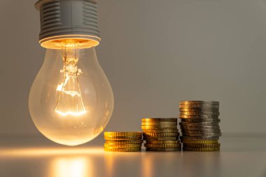 Ampul açık, banknotlar, sikkeler ve enerji faturalarıyla birlikte. Enerji ve gaz tarifelerinde artış. Verimlilik ve enerji tasarrufu.