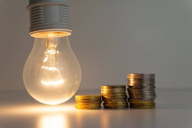 Ampul açık, banknotlar, sikkeler ve enerji faturalarıyla birlikte. Enerji ve gaz tarifelerinde artış. Verimlilik ve enerji tasarrufu.