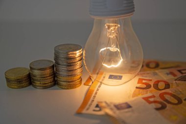 Ampul açık, banknotlar, sikkeler ve enerji faturalarıyla birlikte. Enerji ve gaz tarifelerinde artış. Verimlilik ve enerji tasarrufu.
