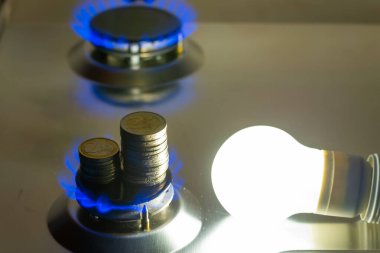 Yanında bozuk paralar olan gaz ocağının yanındaki ampulü yak. Enerji ve gaz maliyetleri, maliyet artışı.