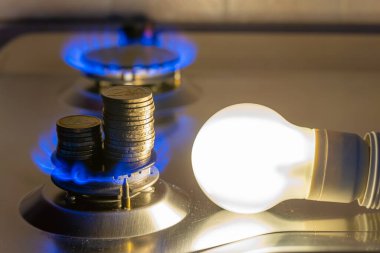 Yanında bozuk paralar olan gaz ocağının yanındaki ampulü yak. Enerji ve gaz maliyetleri, maliyet artışı.