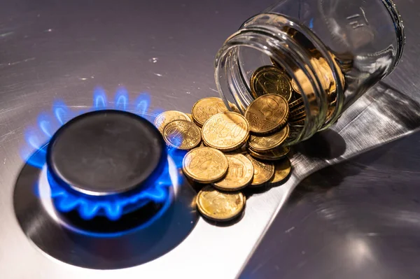 Gaz sobası yanıyor, üstünde de bozuk paralar var. Benzin giderleri ve gümrük vergilerinde artış.