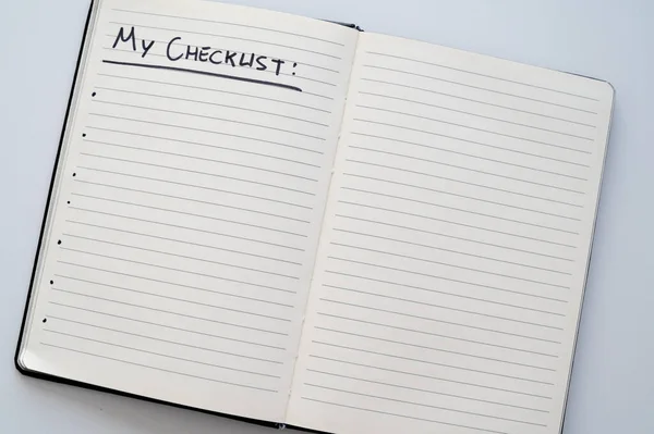 笔记本页在白纸上用黑色墨水标出 我的清单 日常生活中的必要性 需要和精确性 — 图库照片