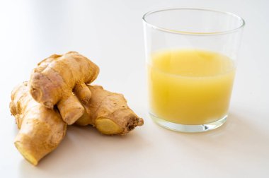 Yanında zencefil kökü ve bir bardak zencefil suyu.. 