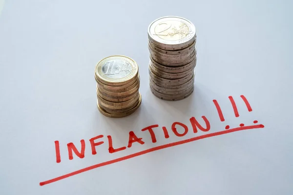 Empilement Pièces Sur Surface Blanche Texte Rouge Inflation Hausse Des — Photo