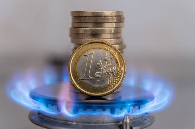 Gaz sobası yanıyor, üstünde de bozuk paralar var. Benzin giderleri ve gümrük vergilerinde artış.