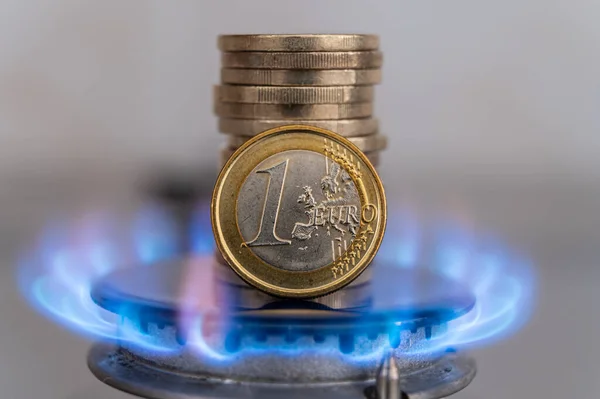 Estufa Gas Encendida Con Pilas Monedas Encima Aumento Los Costes —  Fotos de Stock