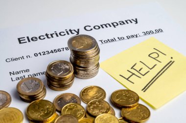 Elektrik faturası, bozuk paralarla dolu kavanoz 