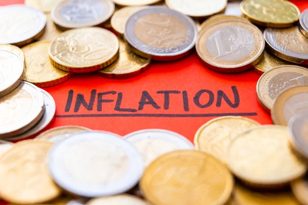 Mot Inflation Écrit Sur Une Surface Rouge Entouré Pièces Euros — Photo