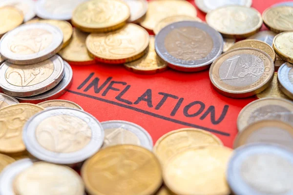 Mot Inflation Écrit Sur Une Surface Rouge Entouré Pièces Euros — Photo