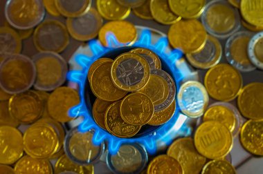 Gaz sobası yanıyor, üstünde de bozuk paralar var. Benzin giderleri ve gümrük vergilerinde artış.