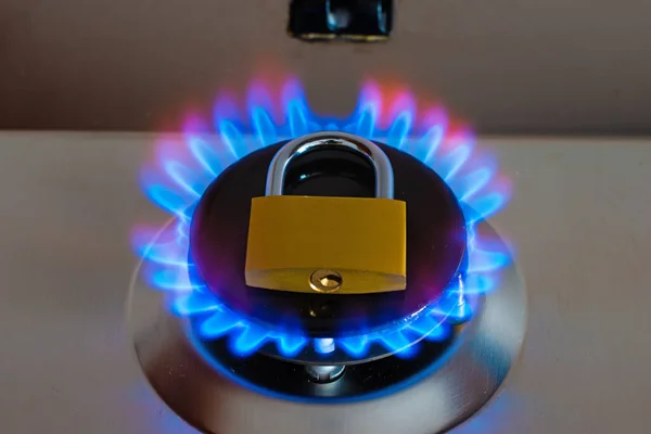 Gaz sobasının yanındaki asma kilit. Enerji bağımsızlığı, ekonomik yaptırımlar ve benzin fiyatları. 