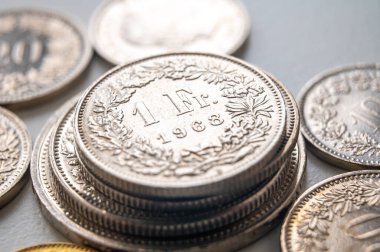 Beyaz yüzeyde İsviçre frangı. İsviçre Frangı ve döviz kurunun değeri.