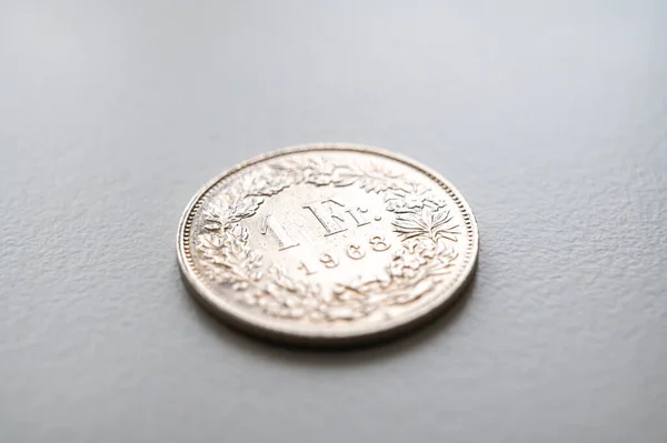 Schweizer Franken Münzen Auf Weißer Oberfläche Wert Des Schweizer Franken — Stockfoto