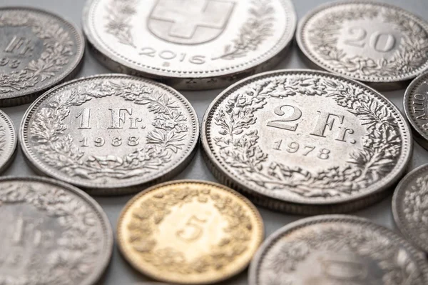 Νομίσματα Ελβετικού Φράγκου Λευκή Επιφάνεια Αξία Του Ελβετικού Φράγκου Και — Φωτογραφία Αρχείου