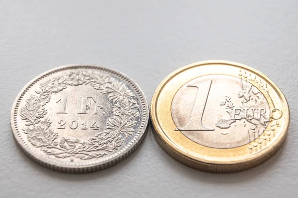 Νομίσματα Ευρώ Και Ελβετικά Φράγκο Λευκή Επιφάνεια Αξία Του Ελβετικού — Φωτογραφία Αρχείου