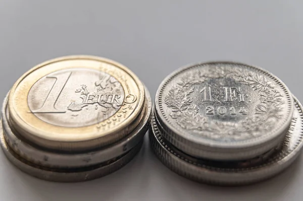 Νομίσματα Ευρώ Και Ελβετικά Φράγκο Λευκή Επιφάνεια Αξία Του Ελβετικού — Φωτογραφία Αρχείου