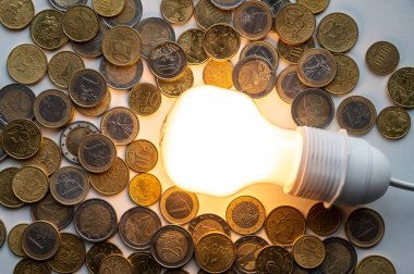 Ampul yandı, etrafında bozuk paralar vardı. Elektrik tarifelerinde artış, enerji bağımlılığı, enerji kaynakları ve enerji arzında artış. 