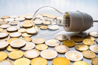 Ampulü kapat, etrafta bozuk paralar olsun. Elektrik tarifelerinde artış, enerji bağımlılığı, enerji kaynakları ve enerji arzında artış. 
