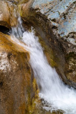 Dağ kıyısı. Su bolluğu, su kaynakları tasarrufu ve kullanımı. Kuraklığın karşıtlığı. 