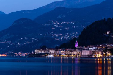 Como Gölü 'ndeki Bellagio köyünde, bir kış gecesinde.. 
