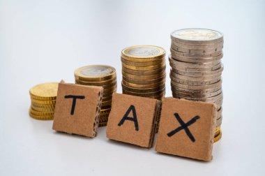 Yığınla bozuk para ve yanında da 