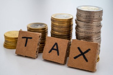 Yığınla bozuk para ve yanında da 