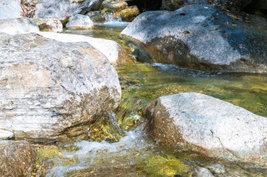 Dağ kıyısı. Su bolluğu, su kaynakları tasarrufu ve kullanımı. Kuraklığın karşıtlığı. 