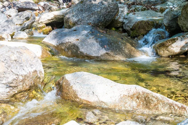 Dağ kıyısı. Su bolluğu, su kaynakları tasarrufu ve kullanımı. Kuraklığın karşıtlığı. 