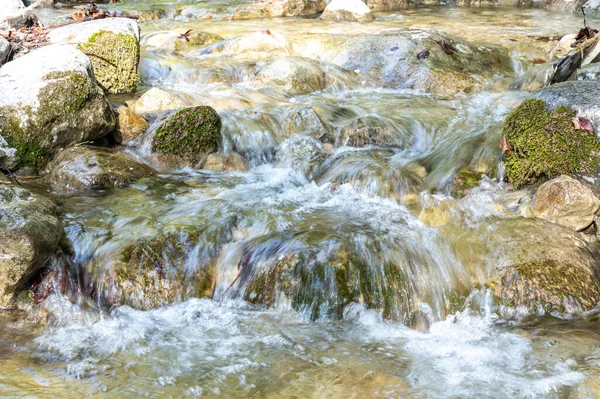 Dağ kıyısı. Su bolluğu, su kaynakları tasarrufu ve kullanımı. Kuraklığın karşıtlığı. 