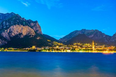Göl kenti ve binalarıyla Lecco şehri, akşam saatlerinde fotoğraflandı..