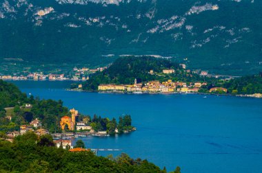 Como Gölü 'nün panoraması Colonno kasabasından Kuzey Grigna, Güney Grigna, Bellagio ve Colonno kasabasını göstererek fotoğraflandı..