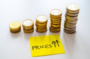 Yükselen para yığınları, sarı bir bilet ve 