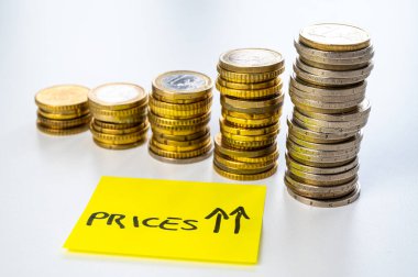 Yükselen para yığınları, sarı bir bilet ve 