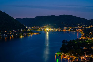 Como Gölü 'nün ve şehrin Panorama' sı Cernobbio 'dan akşam çekilmiş..