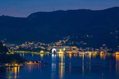 Como Gölü 'nün ve şehrin Panorama' sı Cernobbio 'dan akşam çekilmiş..