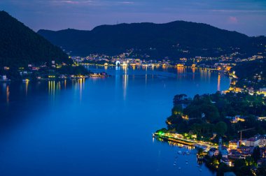 Como Gölü 'nün ve şehrin Panorama' sı Cernobbio 'dan akşam çekilmiş..