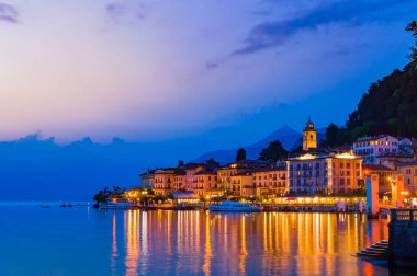 Bellagio köyünde, Como Gölü 'nde, bir yaz gecesinde. 