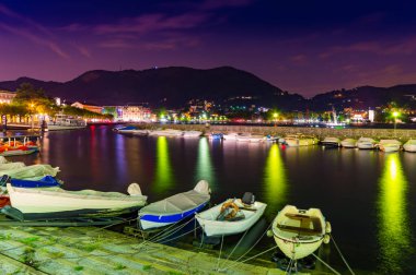 Como şehri, göl kenti, katedral ve çevresindeki dağlarla akşam fotoğraflandı..
