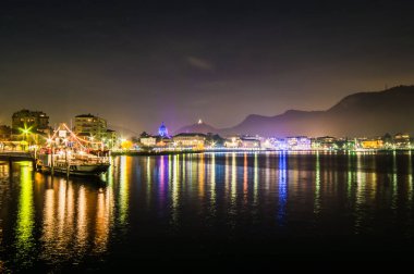 Como şehri, göl kenti, katedral ve çevresindeki dağlarla akşam fotoğraflandı..