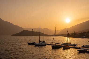 Tremezzina, botlu küçük liman, ve arka planda Balbianello 'nun ucu, gün batımında.