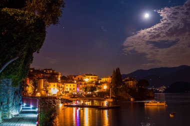 Varenna kasabası, Como Gölü 'nde, alacakaranlıkta fotoğraflandı.. 