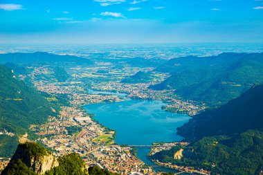 Lecco şehri, gündüz, etrafını saran dağlarla dolu..