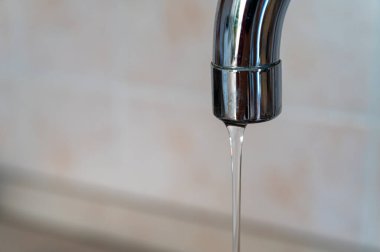 Hangi su damlasının aktığını. Kuraklık, kıtlık, istihkak ve uygun su kullanımı.