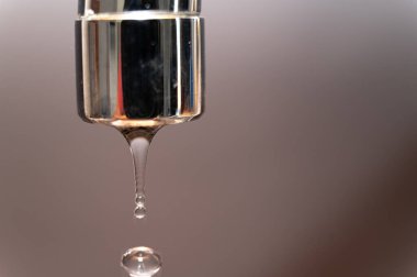 Hangi su damlasının aktığını. Kuraklık, kıtlık, istihkak ve uygun su kullanımı.